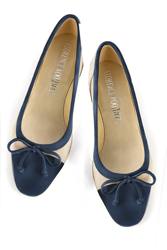 Ballerine bleu marine et blanc ivoire Ballerine avec un petit talon Bout carre. Talon plat evase. Modele Pretty Chou H